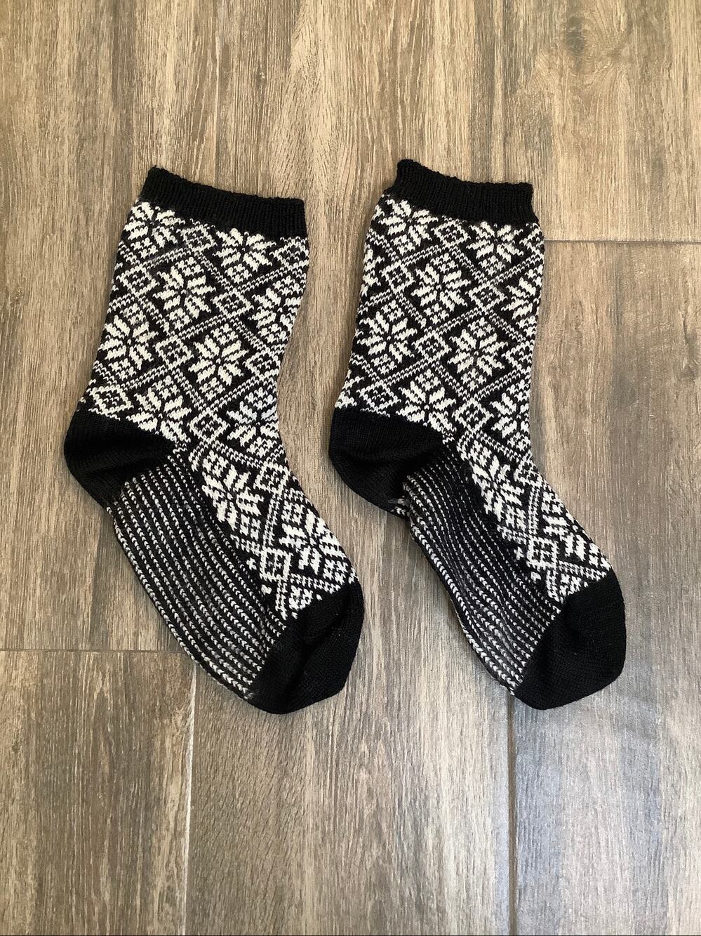 Smartwool Women's S Everyday Cozy Traditional Black Snowflake Crew Socks A26-3